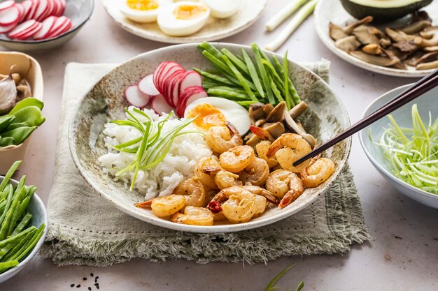 Fotografia de pratos de frutos do mar com ovo e camarão