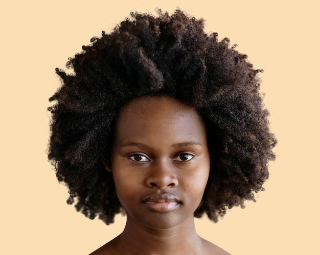 Fotografia de rosto de mulher africana, penteado afro