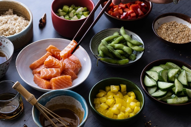 Fotografia de salmão com vegetais e arroz