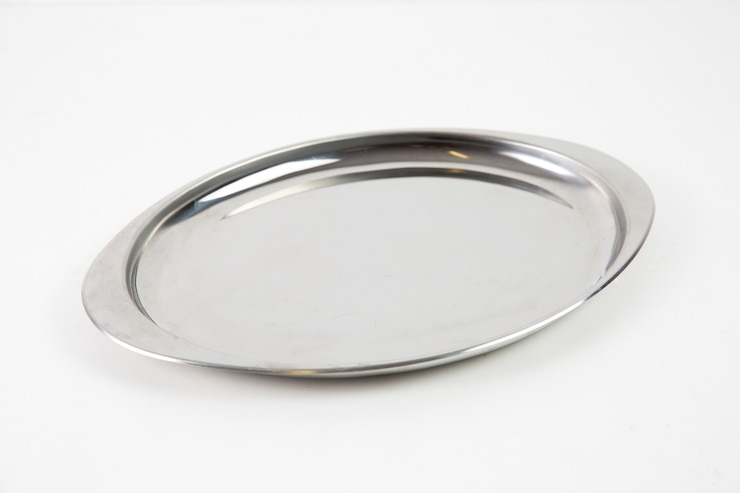 Foto grátis fotografia em close-up de uma bandeja de metal prateado isolada