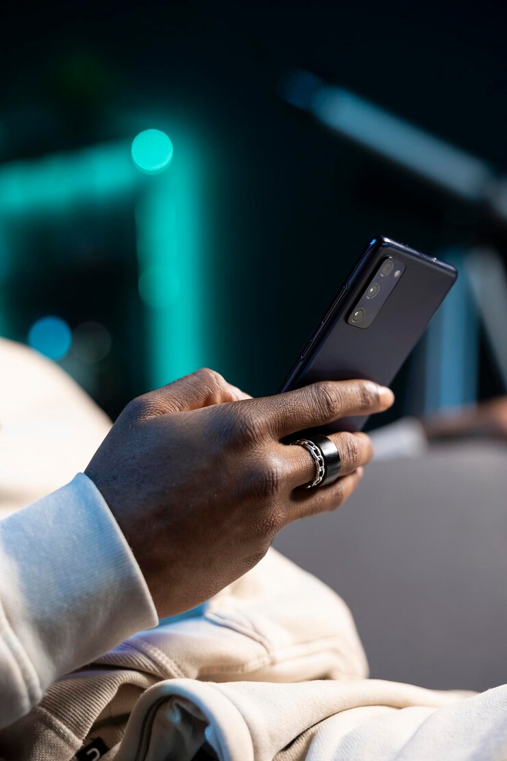 Foto grátis fotografia em close-up em um smartphone mantido por uma pessoa enviando mensagens para colegas de internet