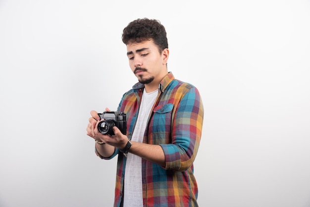 Fotografia jovem experiente em tirar fotos profissionais de maneira séria.