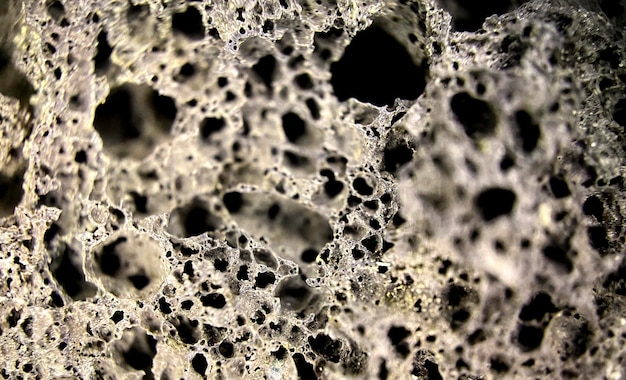 Fotografia macro de um pedaço de rocha porosa com textura
