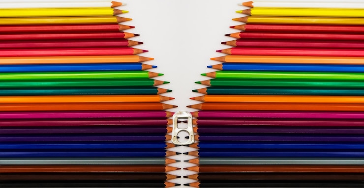 Foto grátis fotografia plana de lápis coloridos em uma superfície branca