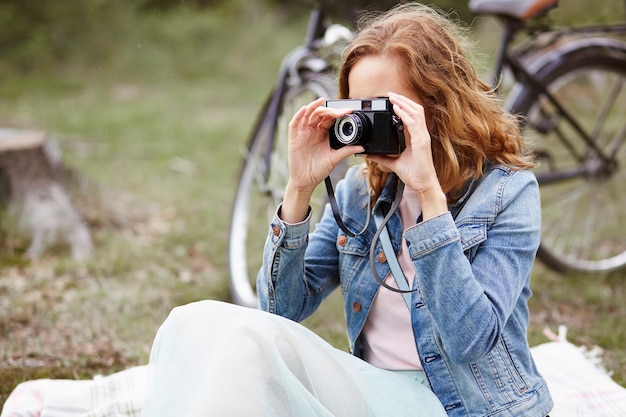 Fotógrafo com câmera retro na viagem