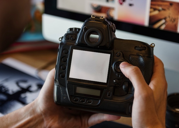 Fotógrafo de fotografia de câmera trabalhando o conceito de verificação