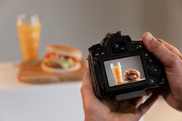 Fotógrafo de produto com câmera em estúdio