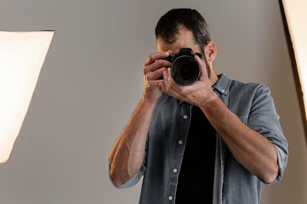 Fotógrafo de produto com câmera em estúdio