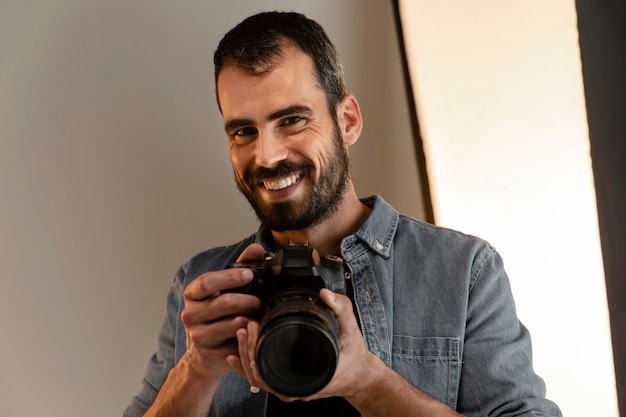 Fotógrafo de produto fazendo seu trabalho no estúdio