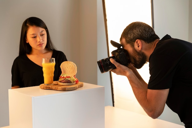 Foto grátis fotógrafo de produtos criativos em estúdio