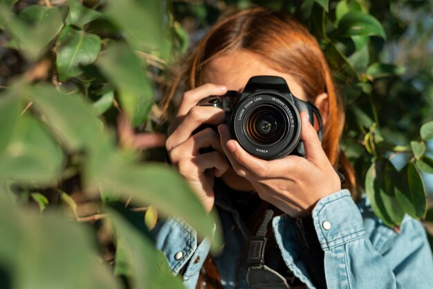 Fotógrafo de vista frontal com câmera