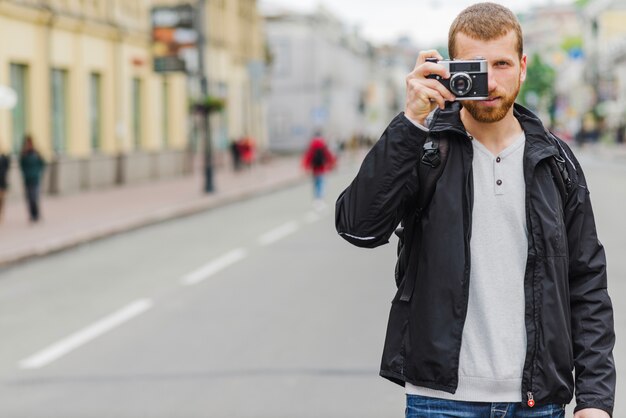 Fotógrafo em pé na rua