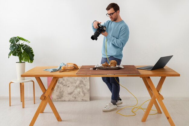 Foto grátis fotógrafo especializado em produtos