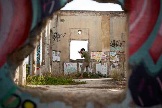 Fotógrafo explorando um local abandonado