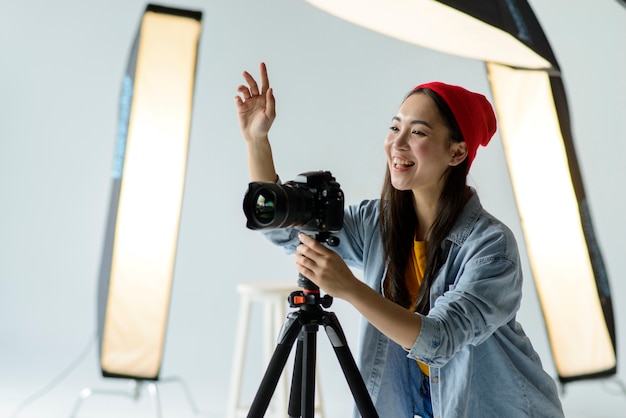 Foto grátis fotógrafo feliz de tiro médio