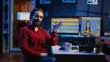 Foto grátis fotógrafo filmando conteúdo discutindo sobre o software usado para executar a edição de imagens