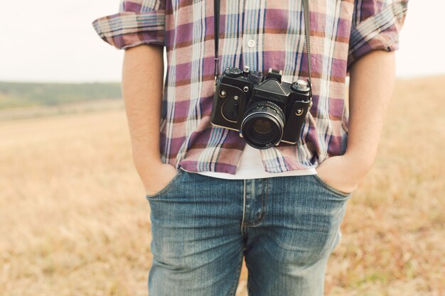 Fotógrafo masculino atraente ao ar livre ao pôr do sol