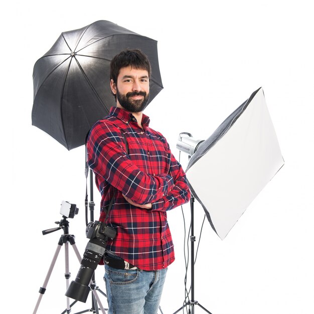 Fotógrafo no estúdio com os braços cruzados