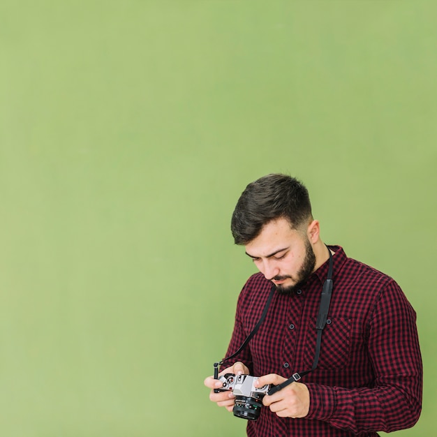 Fotógrafo, olhando câmera