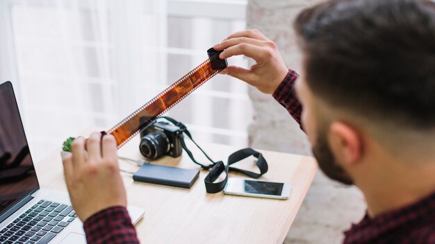 Fotógrafo olhando negativos