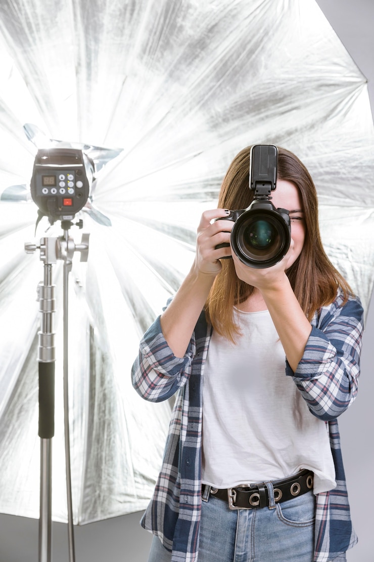 Foto grátis fotógrafo segurando uma câmera profissional