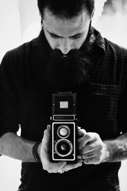 Fotógrafo usando uma câmera vintage