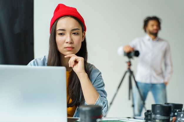 Foto grátis fotógrafos de tiro médio no trabalho