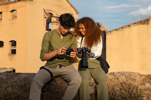 Foto grátis fotógrafos explorando um local abandonado