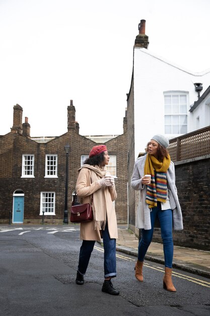 Fotos completas de mulheres caminhando com café