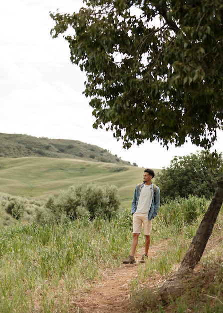 Fotos completas de pessoas caminhando na natureza