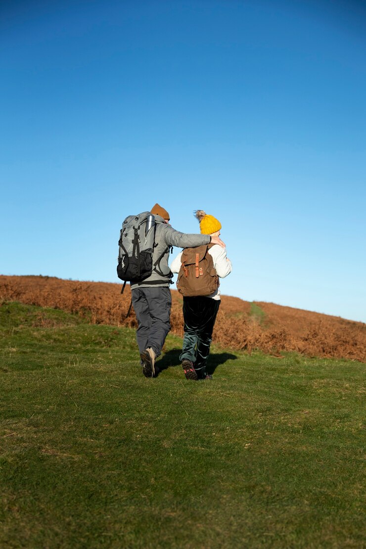 Foto grátis fotos completas de pessoas caminhando na natureza