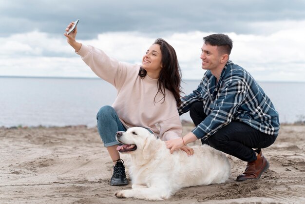 Fotos completas de pessoas tirando selfie