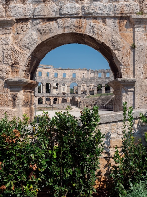 Foto grátis fragmento de parede do antigo anfiteatro romano em pula, croácia