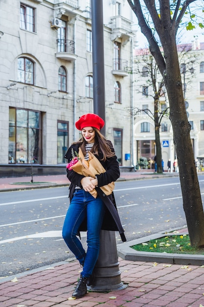 Foto grátis francesa com baguetes na rua em boina