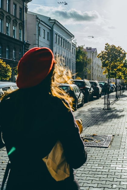 Francesa com baguetes na rua em boina