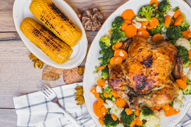 Foto grátis frango assado com calos na mesa