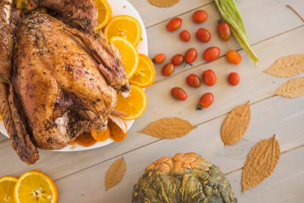 Foto grátis frango assado com laranjas no prato