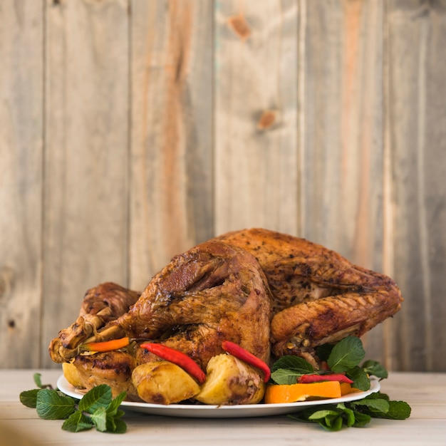 Foto grátis frango assado com legumes no prato