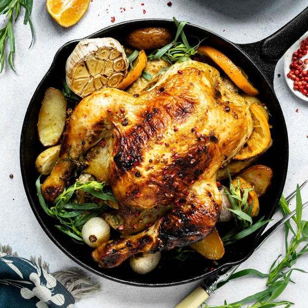 Frango assado de domingo com batatas refeição de feriado