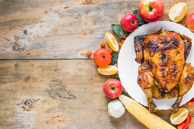 Foto grátis frango assado entre vegetais diferentes