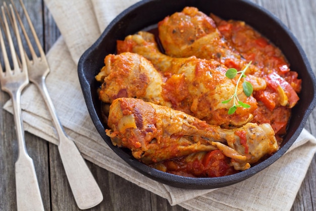 Frango com mostarda e pimentos vermelhos