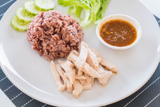 Frango cozido com arroz com baga de arroz