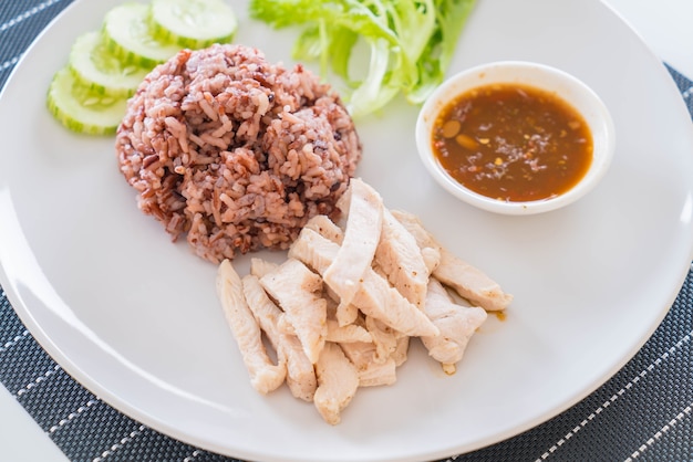 Frango cozido com arroz com baga de arroz