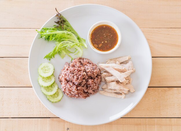 Frango cozido com arroz com baga de arroz