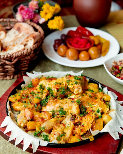 Foto grátis frango cozido com batatas e servido com verduras