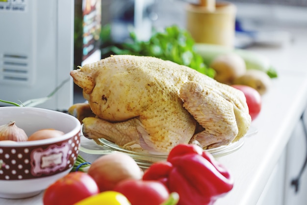 Frango cru na cozinha pronto para ser cozido. Fechar-se