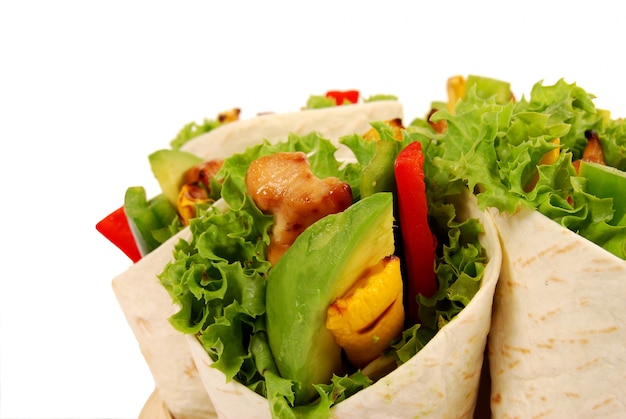 Frango e abacate wrap sanduíches