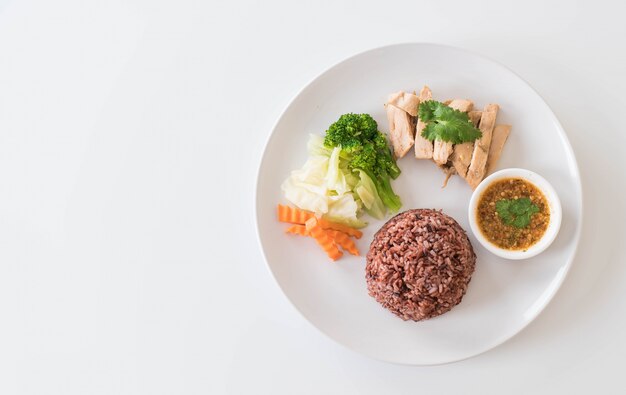 Frango e vegetais assados ​​com arroz de baga