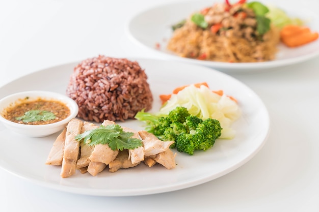 Frango e vegetais assados ​​com arroz de baga