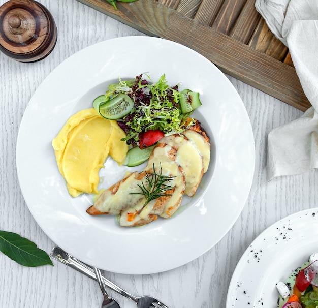 Frango em molho de natas e purê de batatas